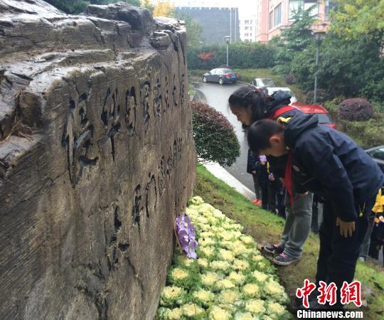国家公祭在即小学生冒雨寻访南京大屠杀丛葬地