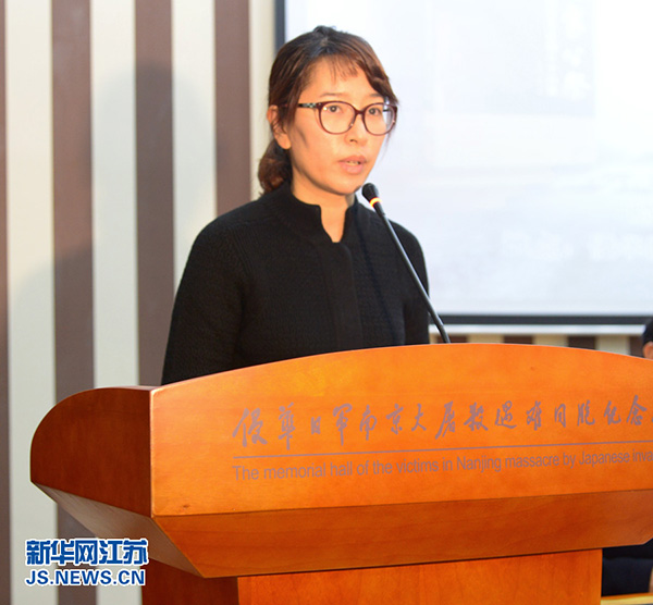 图为本书作者新华社记者蒋芳发言.