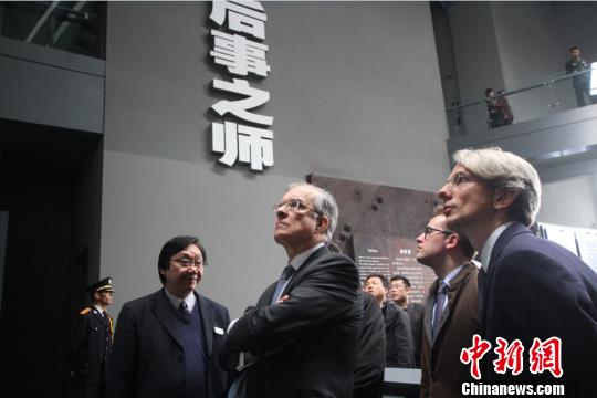 法国驻华大使参观南京大屠杀遇难者纪念馆