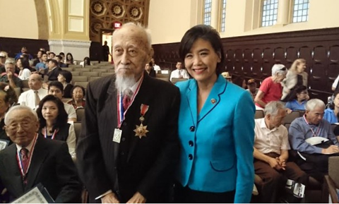 美国华裔二战老兵获颁纪念章希望后代牢记历史