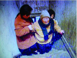 2003年朴永心老人重回“慰安所”