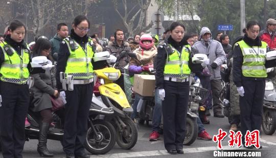 国家公祭日的南京城：警报凄凄行人戚戚