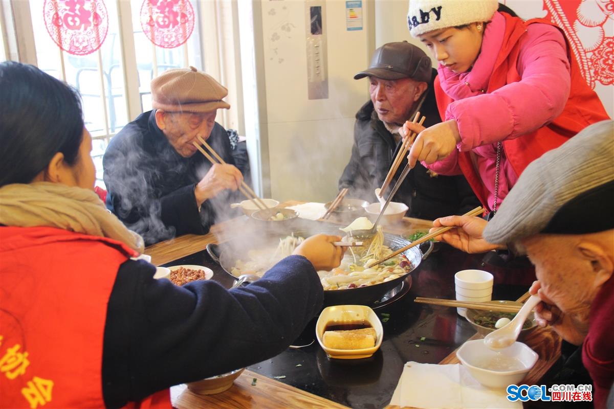 南充9名抗战老兵吃火锅团年 猴年要过得红红火火