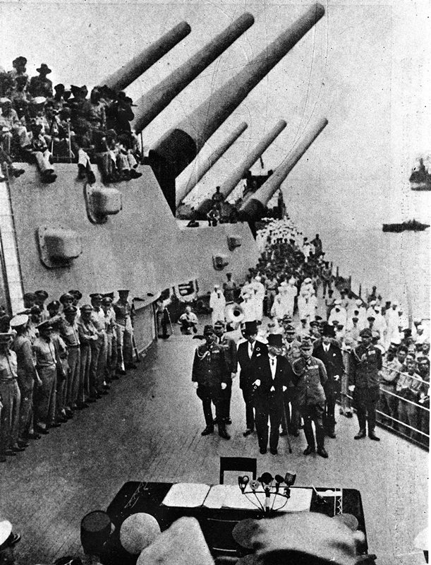 1945年9月2日,日本投降仪式在"密苏里"号上举行