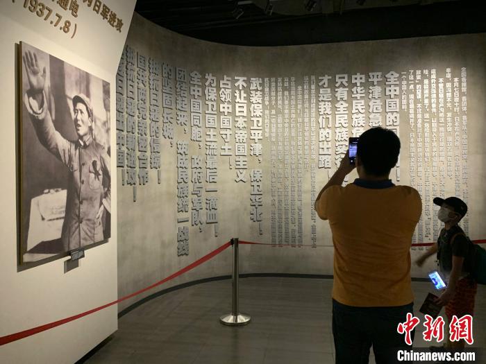 上海四行仓库成热门打卡地 表达自己对英雄的缅怀和崇敬