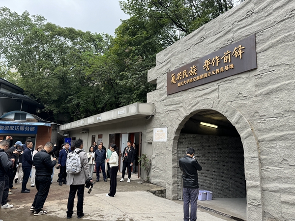 “青春华章·青春红岩”网络主题宣传活动走进重庆大学防空洞。 记者 何赛格 摄