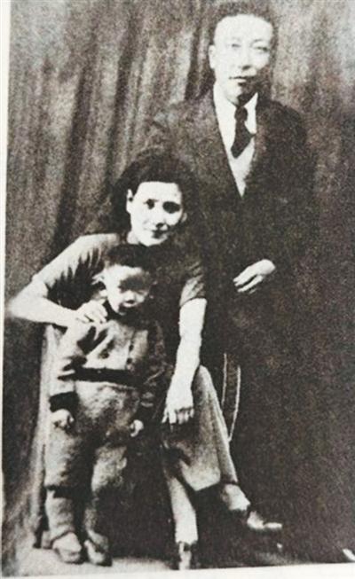 蔡炳炎一家合影。