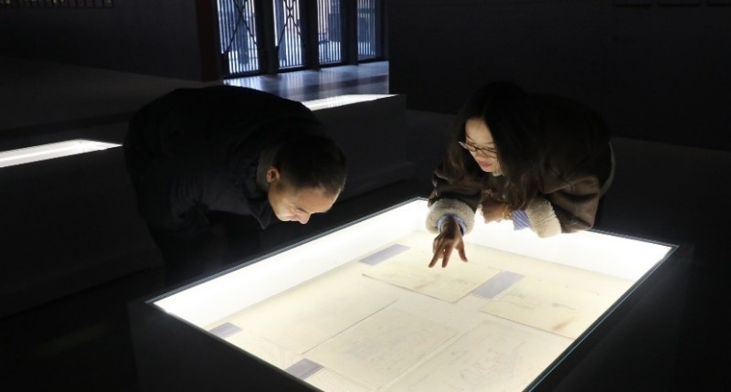 仔细研究。秦旭摄