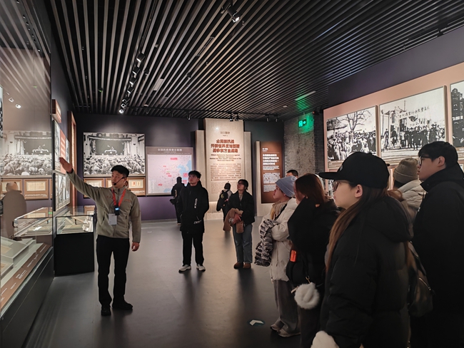 研习营组织师生学习中国人民抗日战争史。华侨大学供图