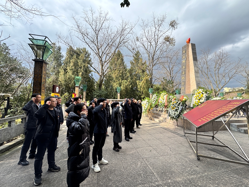 党员们在吴正卿烈士纪念碑前重温誓词。 彭垚 摄.jpg