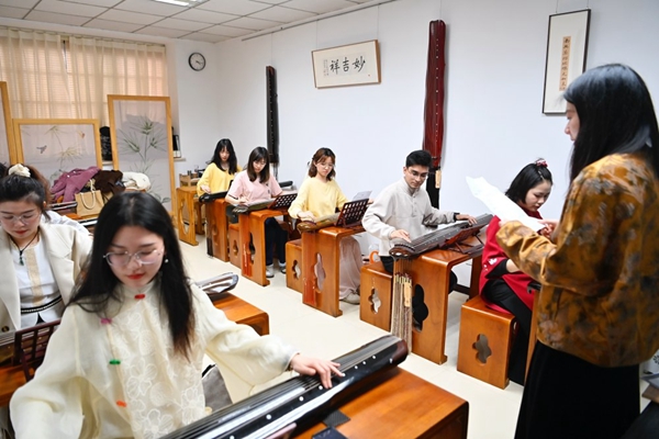 ▲重庆中国三峡博物馆外国留学生古琴培训班，来自伊拉克、巴基斯坦、泰国、越南等国家的留学生正在学习古琴。（资料图）记者 齐岚森 摄