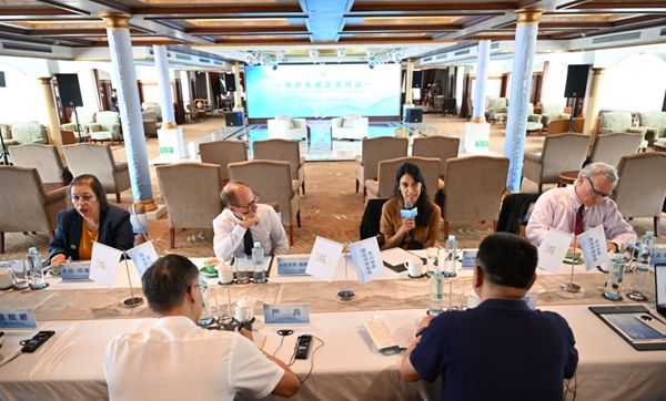 长江文化探访活动中，中外专家交流对话。（资料图）记者 谢智强 摄