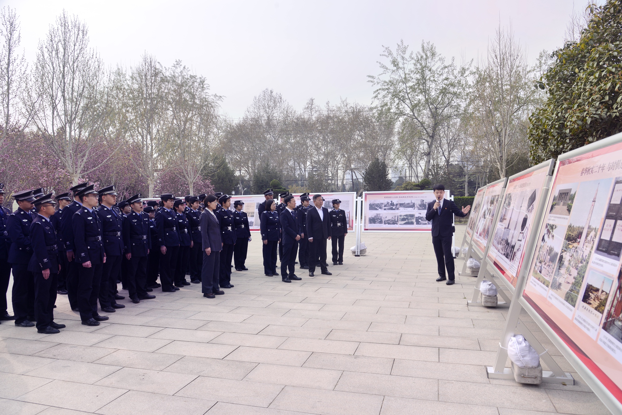 3月28日，河北司法警官职业学院师生代表参观《纪念晋冀鲁豫烈士陵园奠基80周年》专题展。刘伟摄