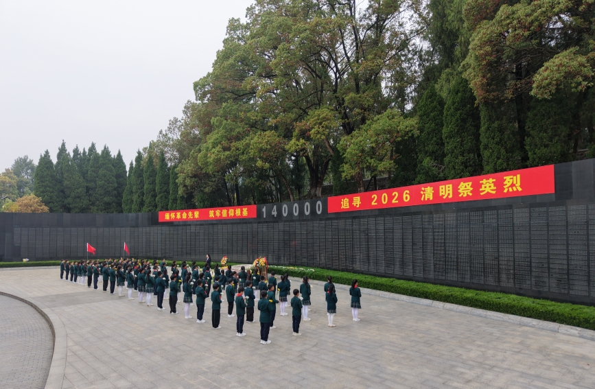 少先队员在烈士纪念墙前献花。张胜红摄