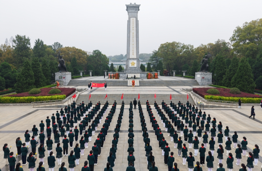 少先队员们在烈士纪念墙前献花。沈捷摄