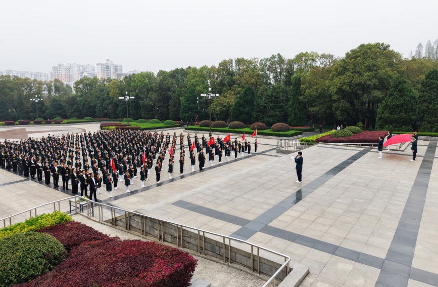 讲解员在烈士纪念碑前为师生讲述红安革命历史。人民网记者 张隽摄