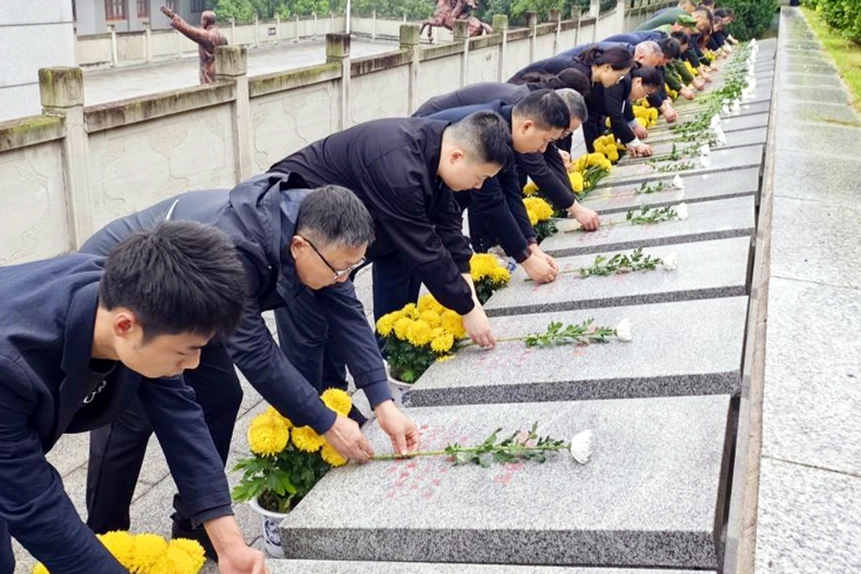 叙州区人员为烈士献花。宜宾市退役军人事务局供图