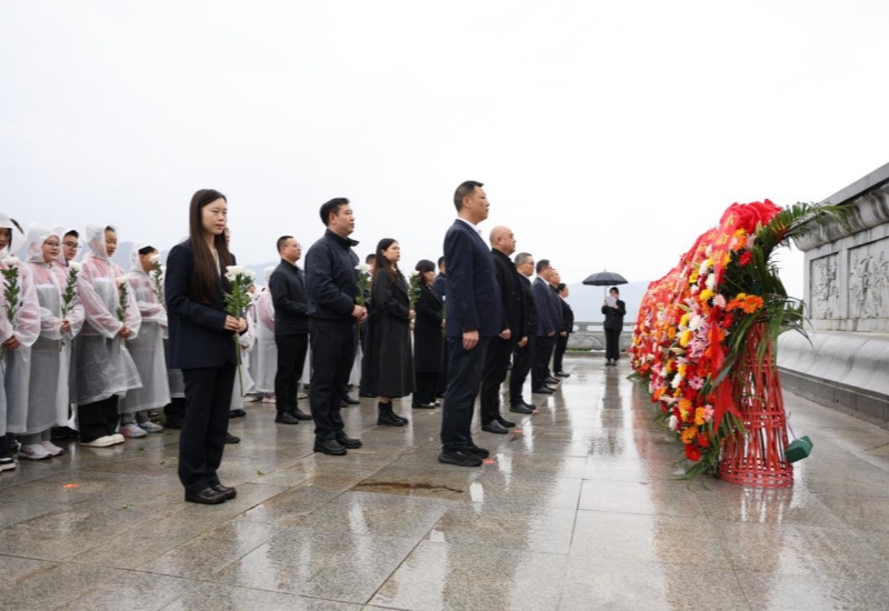 为革命先烈献花。达州市退役军人事务局供图
