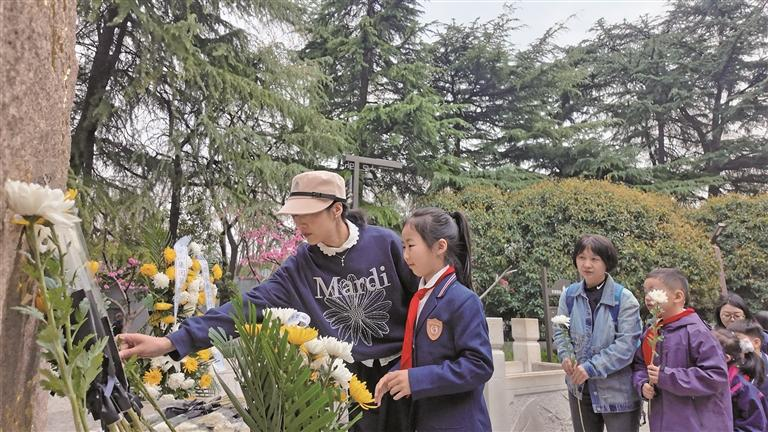 3月28日，西安市浐灞一小创新小学二年级一班学生在西安革命公园祭奠英烈。