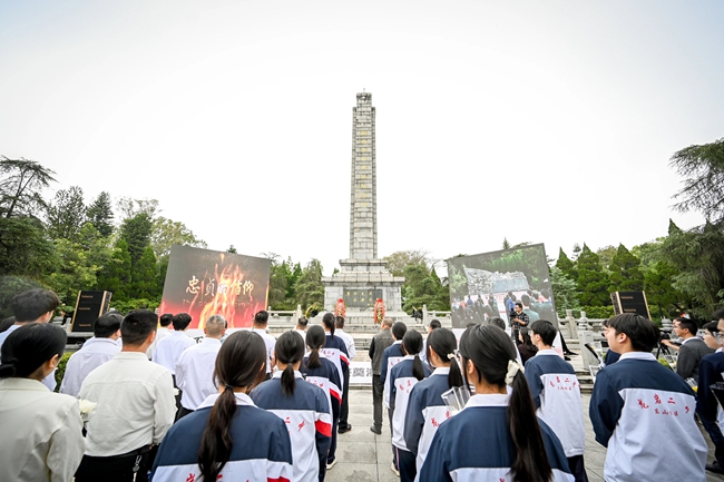 学生在陵园集体缅怀烈士。福建省退役军人事务厅供图