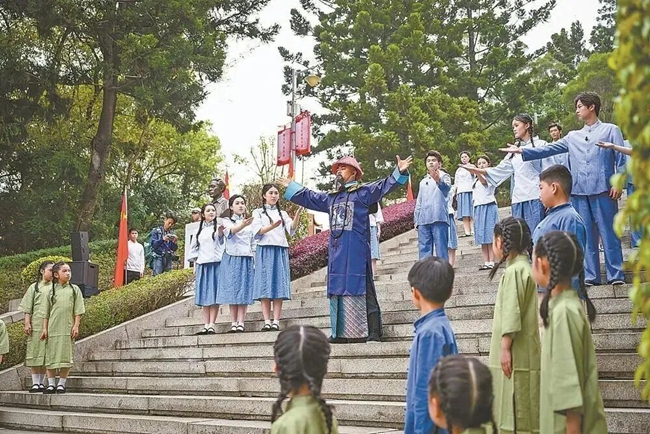 3月29日,福州市“追寻·2026·清明祭英烈”活动在福州市革命英烈纪念园举行。图为“觉醒寻路”篇章,儿童演员用稚嫩而清澈的声音发出叩问,青年演员深情作答,将林则徐等5位先驱的事迹与精神娓娓道来。施辰静摄