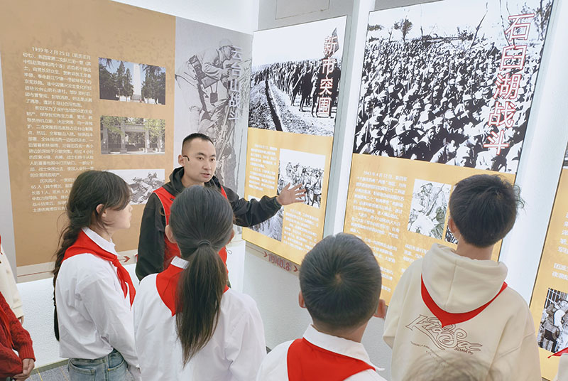 在红色教育基地参观学习。