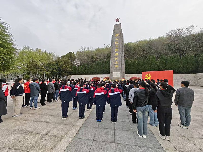 横山抗日英雄纪念碑广场缅怀革命先烈。