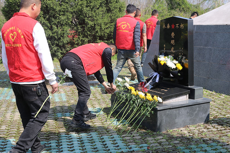 费明龙烈士墓前敬献鲜花。