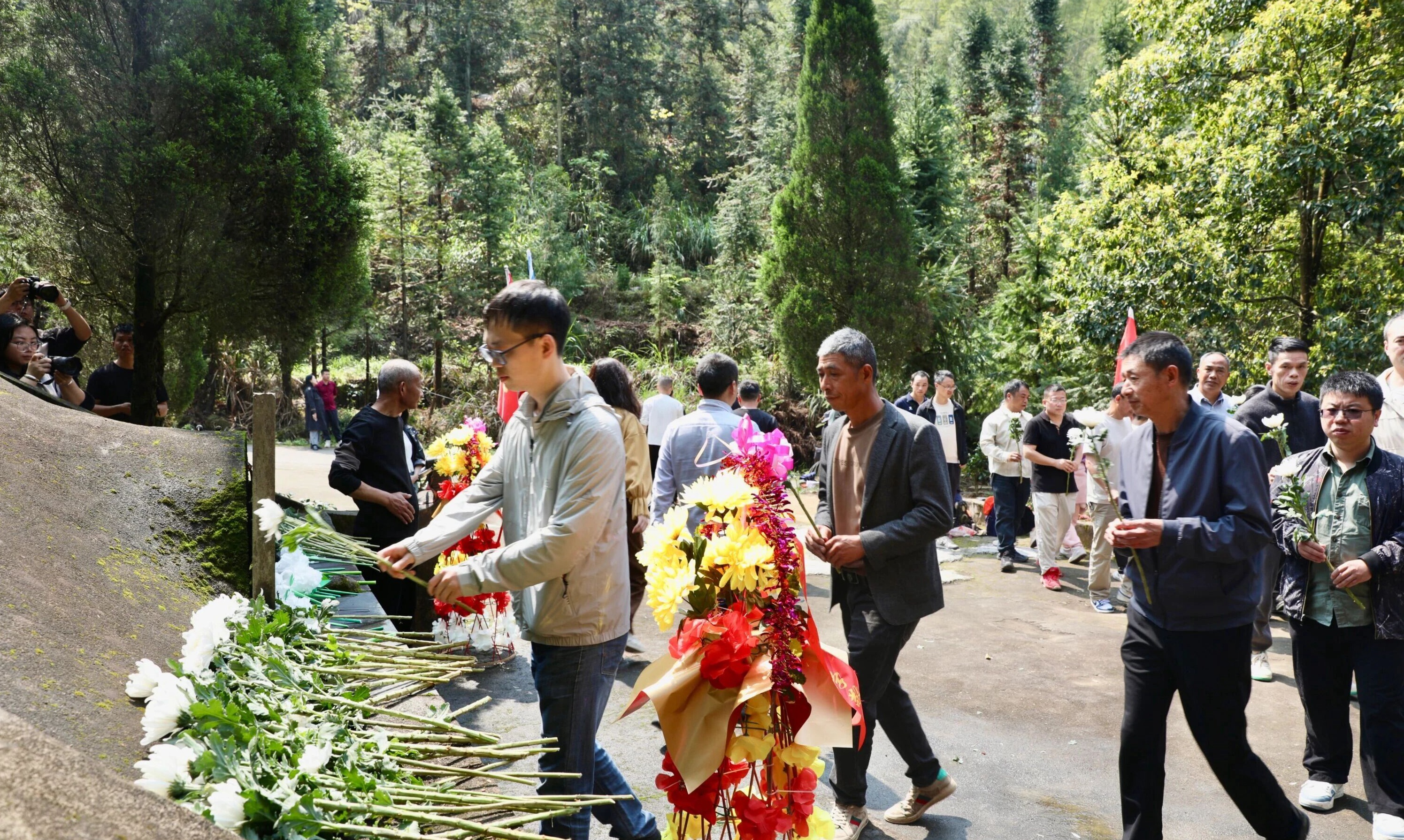 师生们给叶诚忠烈士衣冠冢献花