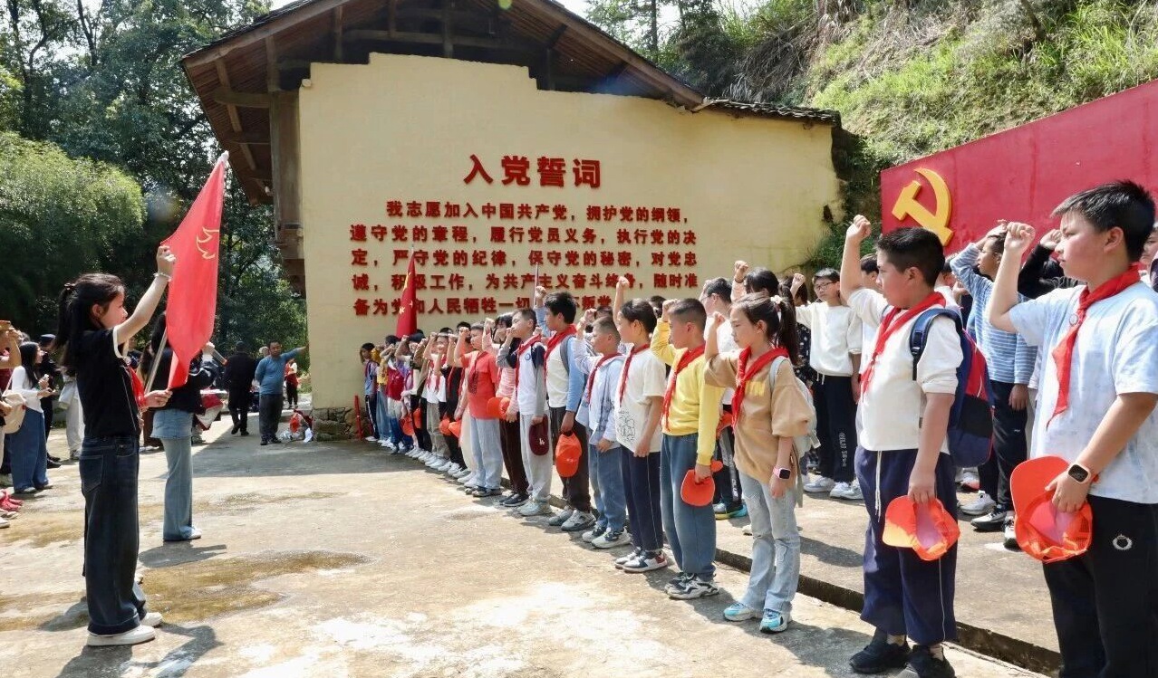 玛坑中心小学连续8年坚持带孩子们走出校园,开展长距离徒步课堂