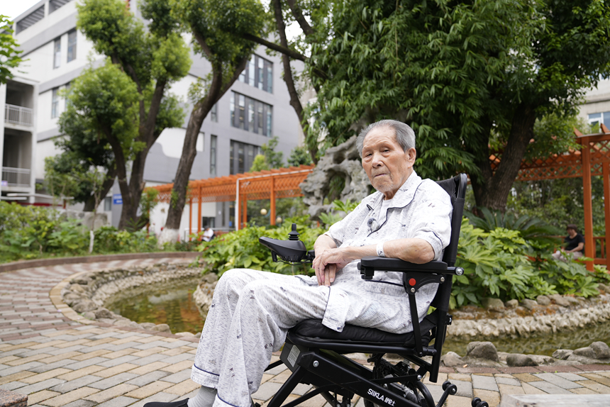 百岁老人薛荣。