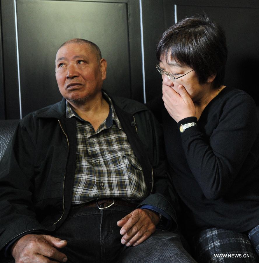 Li Chen (L), a Japanese abandoned chemical weapon victim, talks with a Japanese lawyer during a hearing event in Harbin, capital of northeast China's Heilongjiang Province, April 29, 2014.