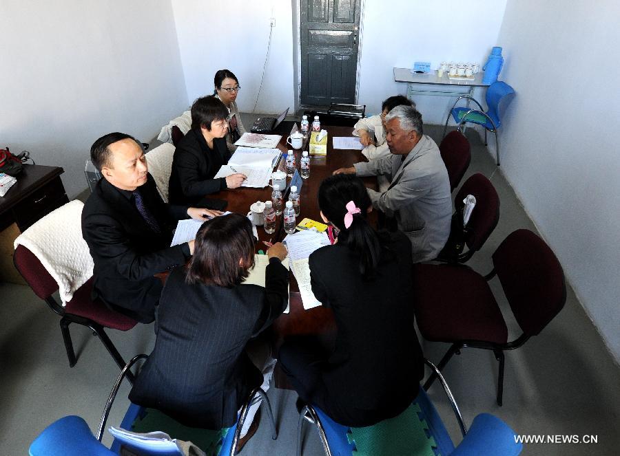 Chinese and Japanese lawyers attend a hearing event for victims of Japanese abandoned chemical weapons in Harbin, capital of northeast China's Heilongjiang Province, April 29, 2014. 