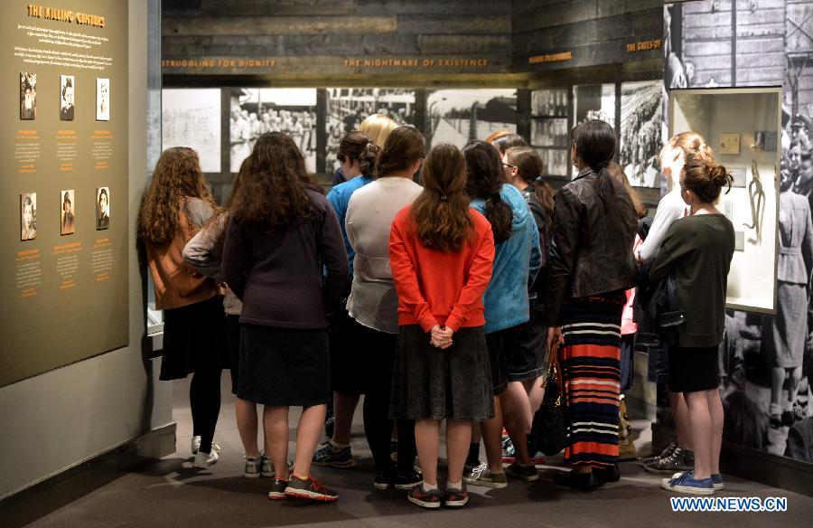 Students listen to a Holocaust survivor in the Museum of Jewish Heritage in New York City, the United States, on April 28, 2014. An event named 'A Living Memorial to the Holocaust' is held here for commemoration of Holocaust Remembrance Day on Monday. Holocaust survivors from Poland, Germany, and Belgium who are now living in New York met with more than 300 students and visitorsg here and shared with them what they had been thourgh during the Holocaust. (Xinhua/Wang Lei) 