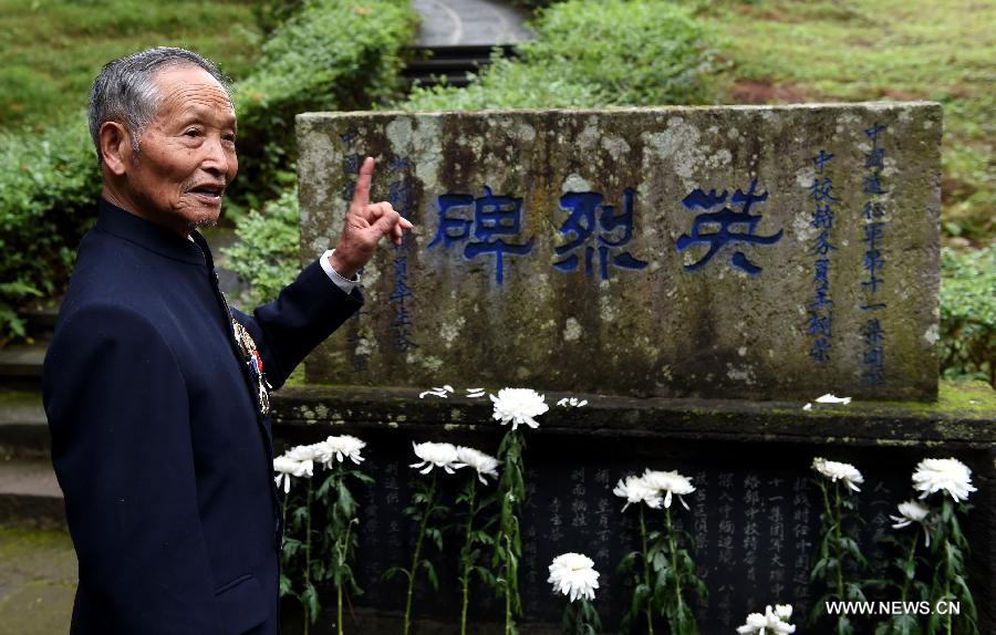 Lu Caiwen, 90-year-old veteran, mourns for his dead comrades of the Chinese Expeditionary Force who died while fighting the Japanese army in World War II in Myanmar, at a martyrs' cemetery in Tengchong, a border town in southwest China's Yunnan Province, July 21, 2015. 