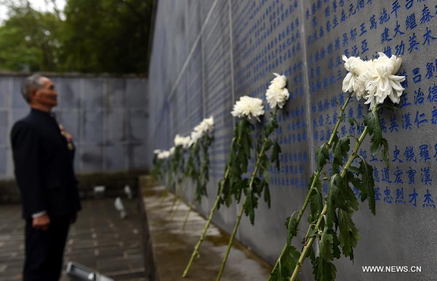 Lu Caiwen, 90-year-old veteran, mourns for his dead comrades of the Chinese Expeditionary Force who died while fighting the Japanese army in World War II in Myanmar, at a martyrs' cemetery in Tengchong, a border town in southwest China's Yunnan Province, July 21, 2015. 