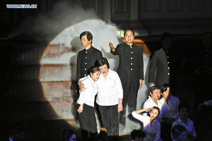 Performers sing chorus during an evening concert to commemorate the 70th anniversary of the victory in the Chinese People's War of Resistance against Japanese Aggression and the victory of World's Anti-Fascist War, in town hall of Sydney, Australia, July 26, 2015.