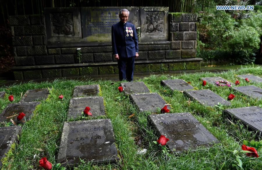 Lu Caiwen mourns for 19 soldiers of the Allied Forces who sacrificed during the battle against Japan's invasion in Tengchong, southwest China's Yunnan Province, July 21, 2015.