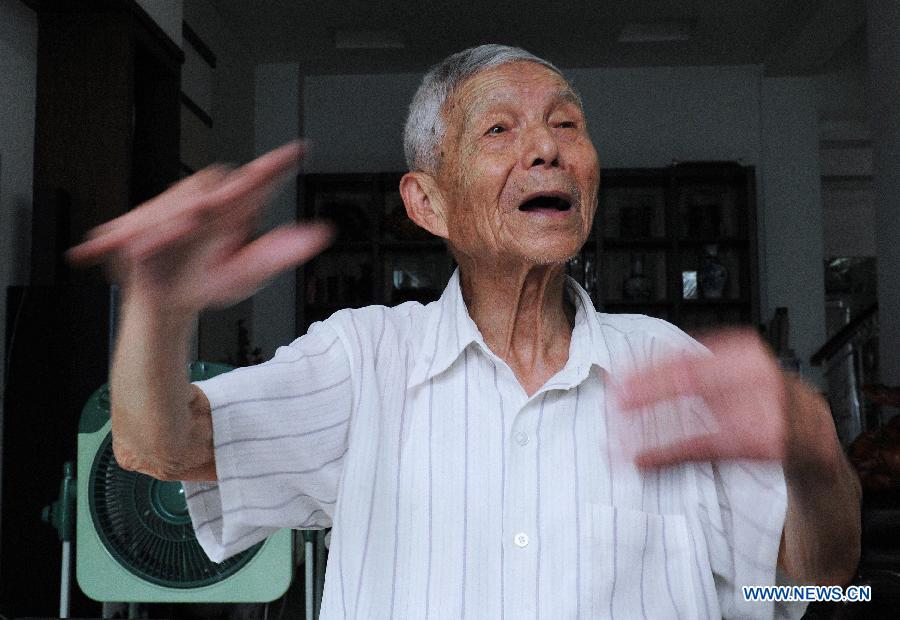 Wang Mingcai sings the 'Song of the New Fourth Army' to his family in Yiwu, east China's Zhejiang Province, July 26, 2015. 