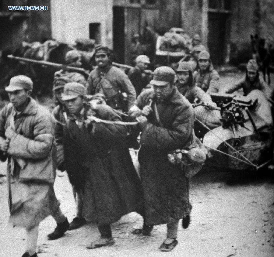 File photo Japanese soldiers force Chinese soldiers to transfer loot in China during the WWII. Invading Japanese troops engaged in widespread looting in China during WWII. 