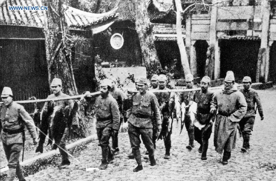 File photo shows Japanese soldiers loot ornamental carps from a park of the West Lake in Hangzhou, east China in 1937. Invading Japanese troops engaged in widespread looting in China during WWII. 