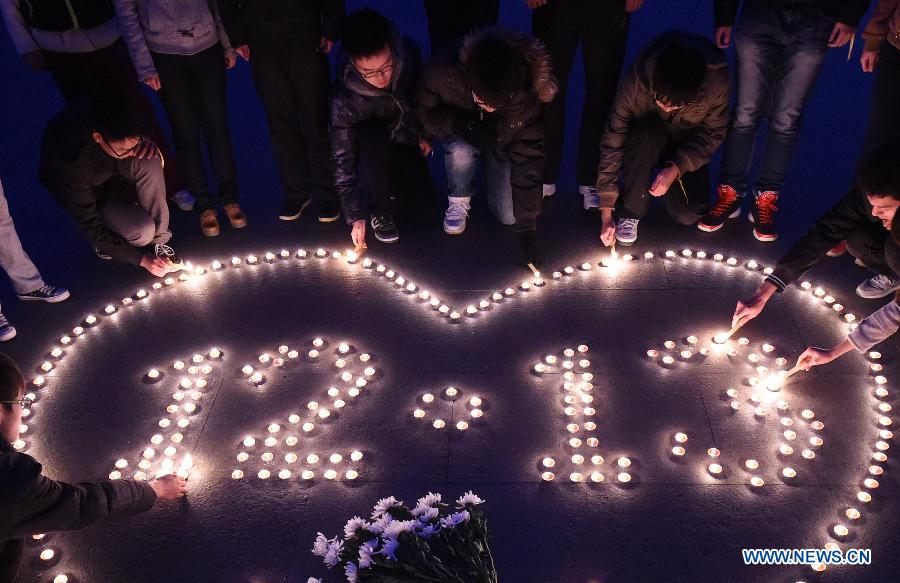 Am 12. Dezember zündeten Studenten die Kerzen zum Gedenken an. An diesem Abend wurde die Veranstaltung “Kerzenlicht-Gedenken” von Studenten aus dem Institut für Computerwissenschaft und -technik von der Raum- und Luftfahrtuniversität Nanjing auf dem Campus abgehalten, um der Opfer des Nanjing-Massakers zu gedenken. Die Studenten zündeten die Kerzen an, die in Form von einem Herzen und “12·13” gestaltet wurden, hielten eine Schweigeminute ab, beteten und lasen Traueransprachen vor. Darüber hinaus hängten sie auch die von selbst gemachten Gedenklesezeichen, um ihre Trauer zum Ausdruck zu bringen. (Xinhua/Sun Can)