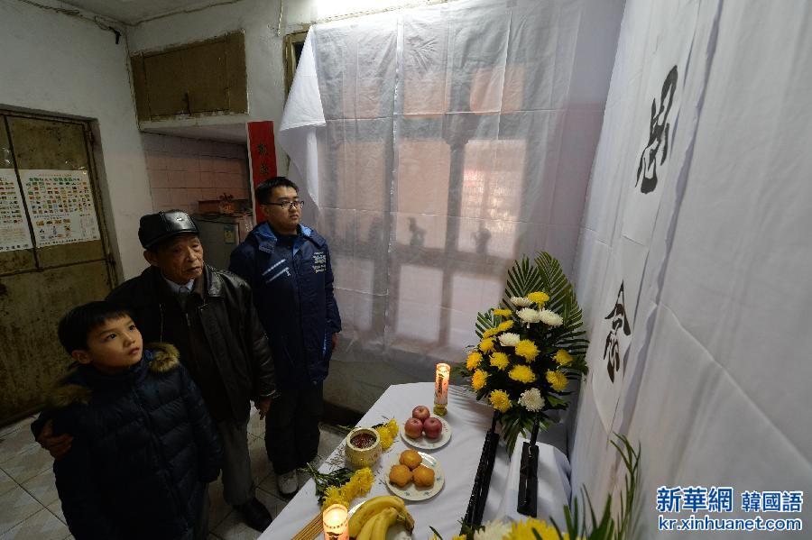 （国家公祭日·城乡热点）（1）南京大屠杀幸存者家祭遇难亲人及同胞