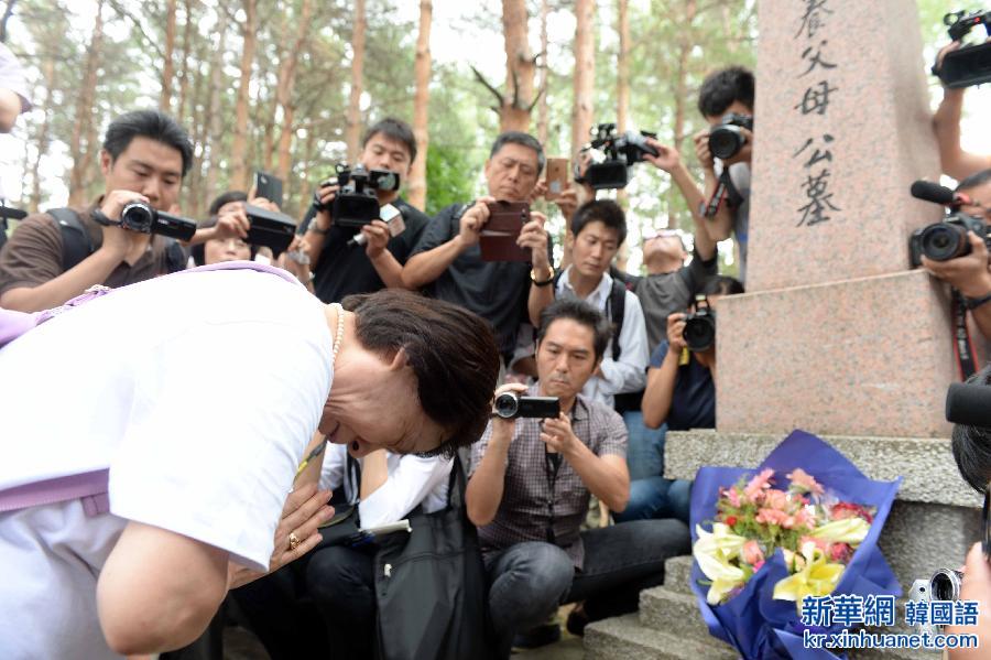 （抗战胜利70周年）（1）日本遗孤在哈尔滨祭拜中国养父母公墓