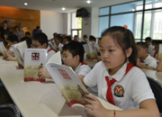 首发式现场小学生诵读公祭读本