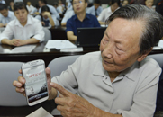 南京大屠杀幸存者夏淑琴展示国家公祭网手机客户端