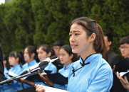 南京晓庄学院的学生朗诵诗歌