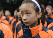 南京市江东门小学的学生在现场聆听诗歌朗诵