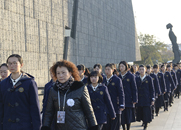 参加国家公祭仪式的学生入场