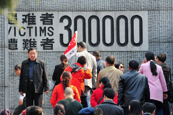 图为南京各界人士清明节前纪念馆祭奠遇难同胞
